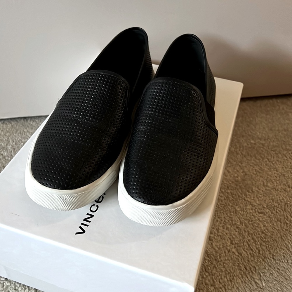 💯 authentic Vince Blair slip on sneaker